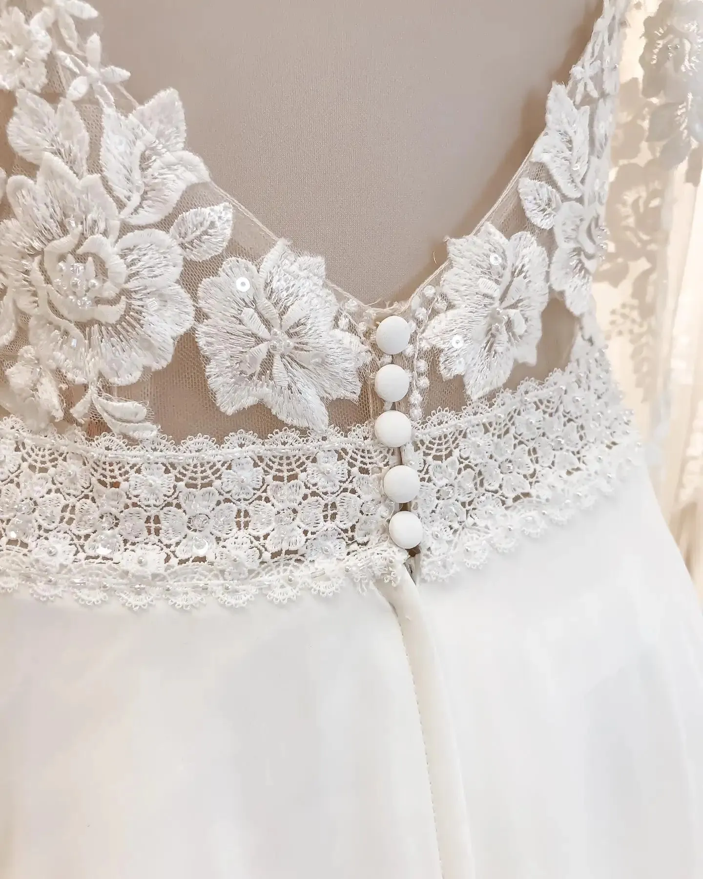 Lakshmigown A-Line V-Neck Chiffon Long Sleeves Wedding Dress for Beach Appliques Backless Sweep Train Party Dresses for Weddings