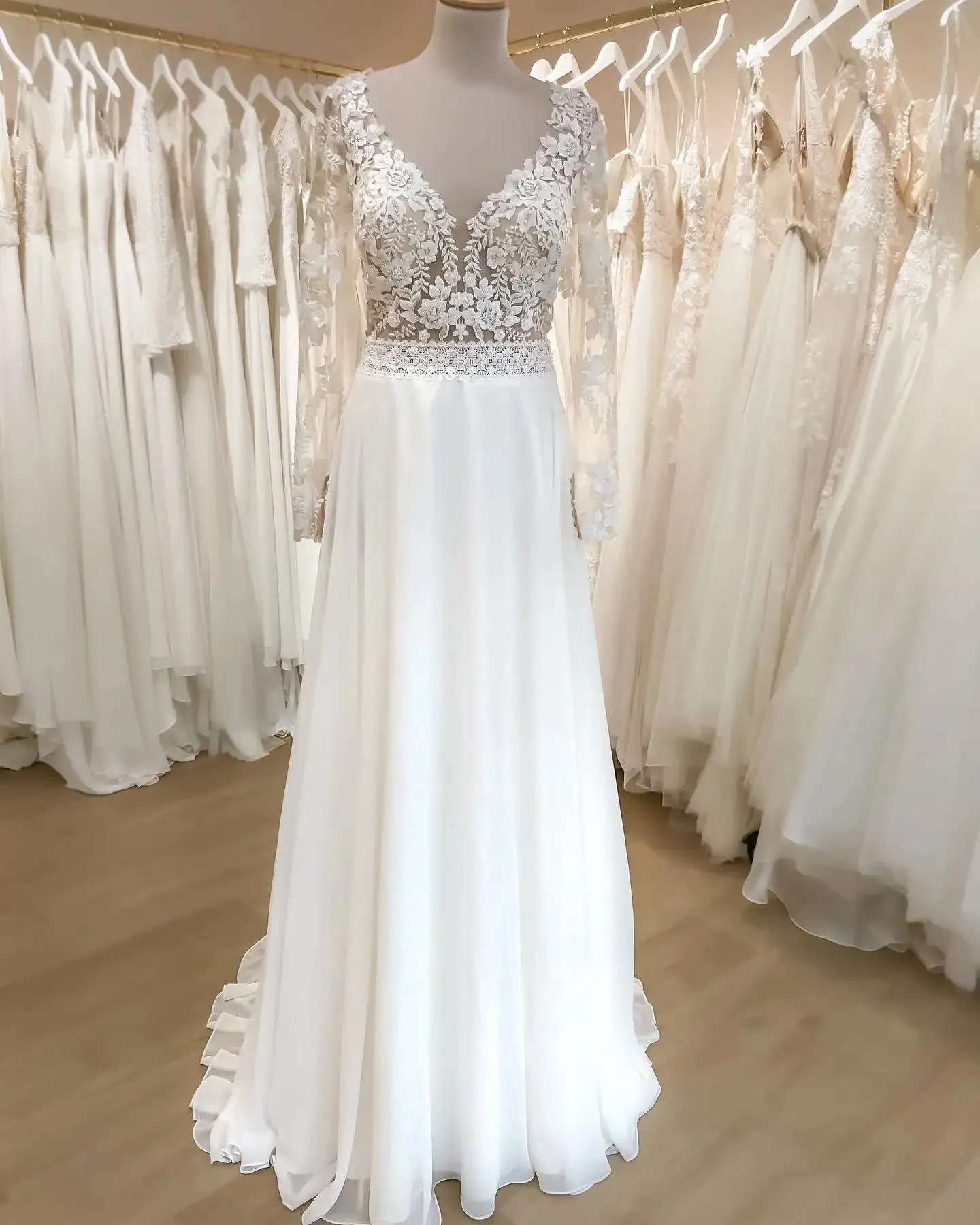 Lakshmigown A-Line V-Neck Chiffon Long Sleeves Wedding Dress for Beach Appliques Backless Sweep Train Party Dresses for Weddings