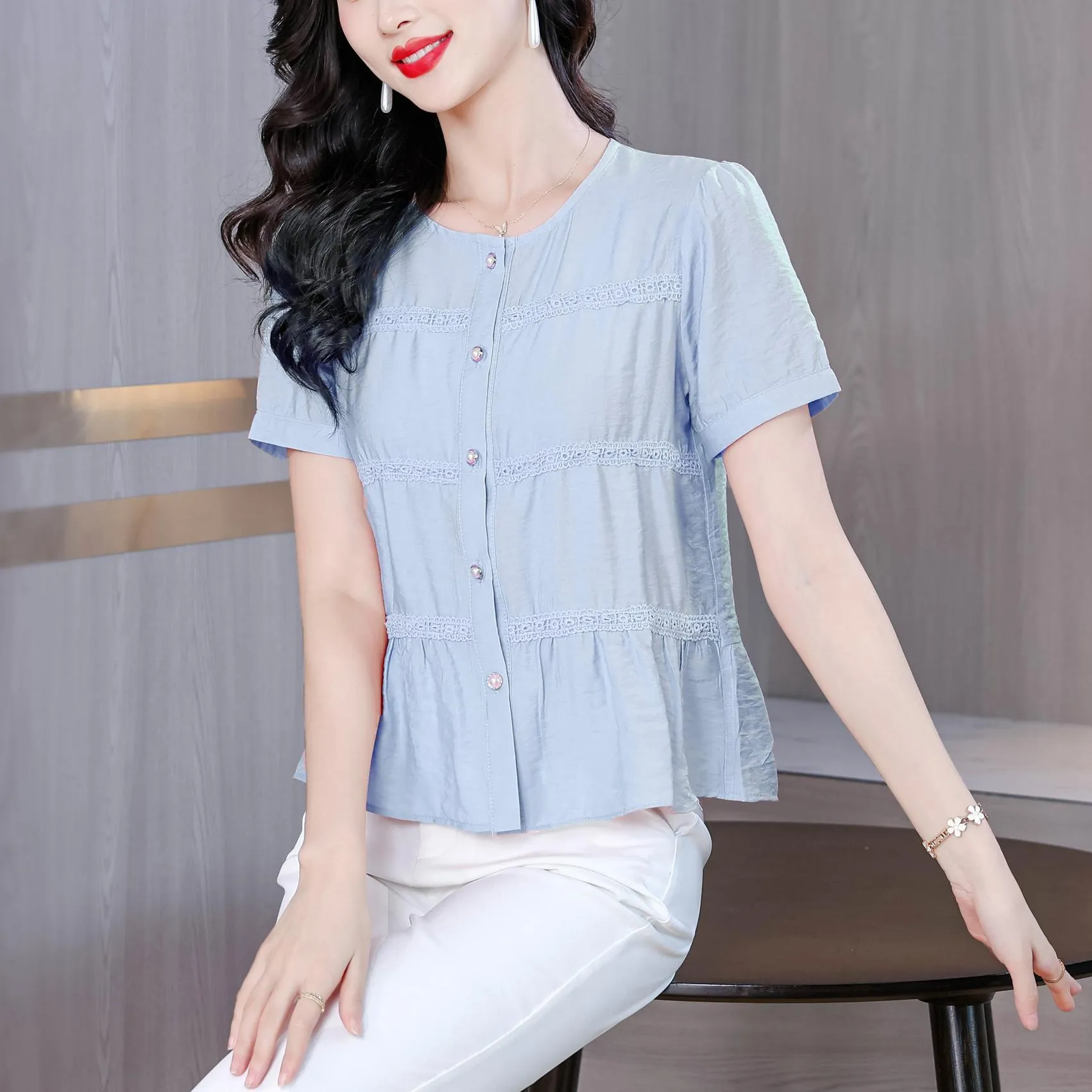 Stylish Women's Blouse in Soft Cotton-Linen Blend